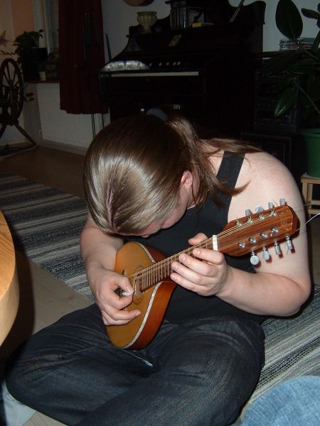 staffan playing the banjo